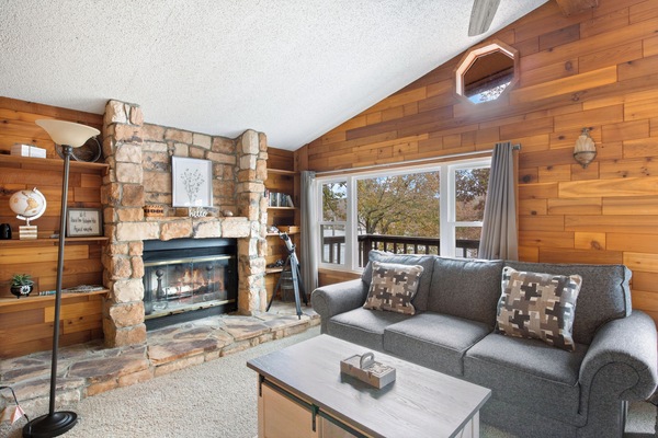 House, Multiple Beds, Patio (Fireside Landing) | Living area