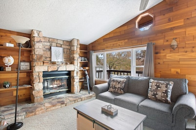 Stunning Lake View On A Nice & Quiet Relaxing Home