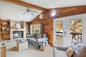 Living area - Stunning Lake View On A Nice & Quiet Relaxing Home (Climax Springs)