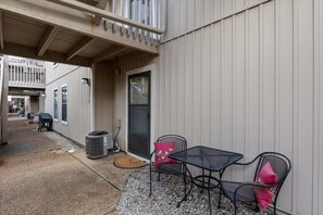 Kondominium, Beberapa Tempat Tidur, patio (Cozy Cove Escape) | Tempat makan outdoor