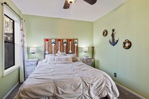 Leilighet, flere senger, terrasse (Cozy Cove Escape) | 2 soverom, individuelt dekorert, individuelt innredet og sengetøy