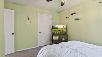 Condo, várias camas, varanda (Cozy Cove Escape) | 2 quartos, individualmente decorados, individualmente mobiliados