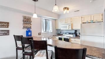 Kondominium, Beberapa Tempat Tidur, patio (Cozy Cove Escape) | Dapur pribadi