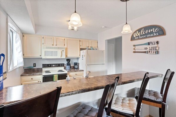 Kondominium, Beberapa Tempat Tidur, patio (Cozy Cove Escape) | Dapur pribadi