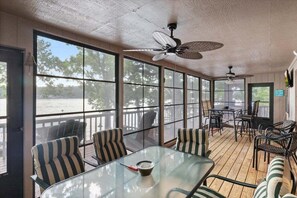 3 bedrooms, individually decorated, individually furnished, bed sheets - Quiet Cove, Private Dock, Fishing, Swimming, Boat Slip & Kayaks (Camdenton)