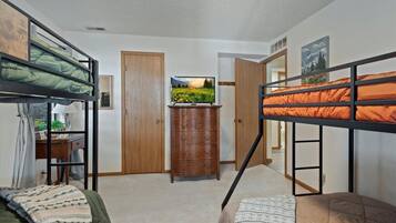 Casa, varias camas, patio (Double EE Retreat) | 3 dormitorios, decoración individual, mobiliario individual