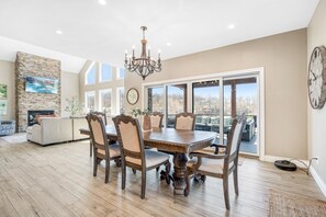 Maison, Plusieurs lits, patio (All Docked Out) | 6 chambres, décor unique, ameublement unique, literie fournie
