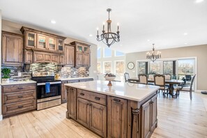 Hus, flere senger, terrasse (All Docked Out) | Eget kjøkken | Kaffetrakter/tekoker