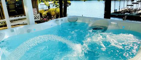 Tina de hidromasaje al aire libre