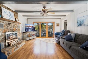 Maison, Plusieurs lits, baignoire à remous (Buck Creek Cottage) | Aire de séjour