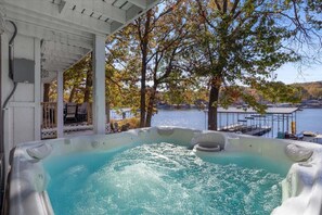 Outdoor spa tub - Amazing Lake Experiences! Private Hot Tub, Aamazing Dock, Firepit & Two Layers of Decks (Gravois Mills)