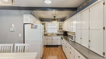 Ferienhaus, Mehrere Betten, Whirlpool (Buck Creek Cottage) | Eigene KĂŒche