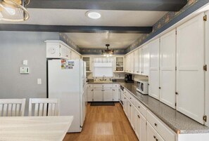 Maison, plusieurs lits, bain à remous (Buck Creek Cottage) | Cuisine privée