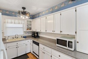 Maison, plusieurs lits, bain à remous (Buck Creek Cottage) | Cuisine privée