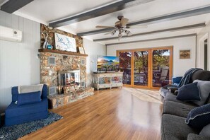 Hus - flera sängar - bubbelpool (Buck Creek Cottage) | Vardagsrum