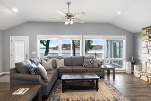 Casa, varias camas, patio (CeCe's Sunset) | Área de sala de estar