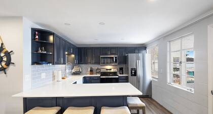 Sunset & Lake Views, Kayak, Outdoor Dining & Seats