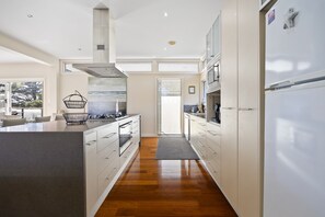 Private kitchen - Spacious 3-bed Townhouse Near Dromana Beach (Melbourne)