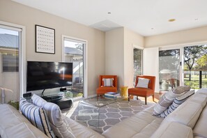 Living room - Spacious 3-bed Townhouse Near Dromana Beach (Melbourne)