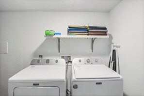 Kondominium, Beberapa Tempat Tidur, patio (Castaway Cove Unit 6) | Laundry