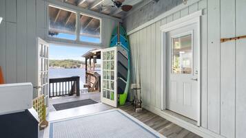 Ferienhaus, Mehrere Betten, Terrasse (Lakeside Getaway) | Ausblick vom Zimmer