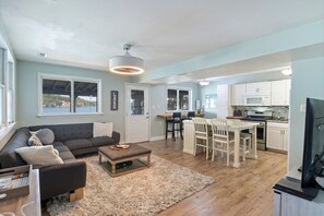 하우스, 침대(여러 개), 파티오 (Lakeside Getaway) | 거실 공간