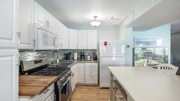 House, Multiple Beds, Patio (Lakeside Getaway) | Private kitchen