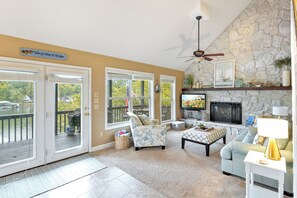 Casa, varias camas, patio (Sunset Siesta) | Área de sala de estar