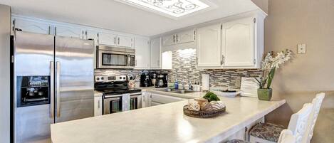 House, Multiple Beds, Patio (Sunset Siesta) | Private kitchen