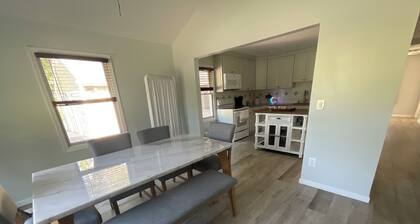 Sweet Lil House on NYS park! Ideal for hikers and horseback riders! Trail access