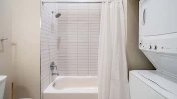 Secador de pelo, toallas, jabón, papel higiénico