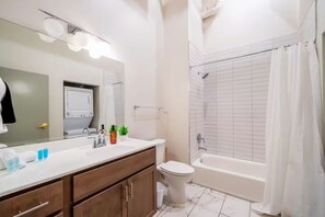 Hair dryer, towels, soap, toilet paper - Near Hospitals & DT ~ Nice+Parking+W/D+YUM Center (Louisville)