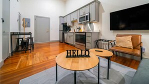 Een modern appartement met keuken, eethoek en woonkamer.