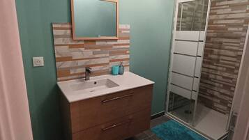 SĂšche-cheveux, serviettes fournies, papier toilette