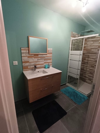 Hair dryer, towels, toilet paper. Apartment in the immediate vicinity of Château de Maintenon
