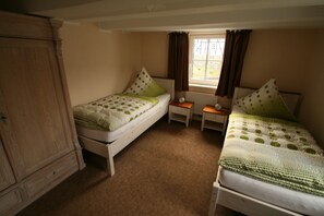 Een strijkplank/strijkijzer, wifi, beddengoed