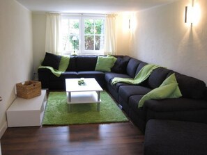 Een televisie, een open haard, een dvd-speler en een stereo