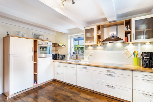 Een koelkast, een microgolfoven, een oven, een kookplaat