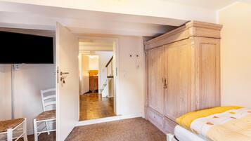 6 habitaciones, tabla de planchar con plancha, wifi y ropa de cama