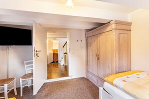 6 habitaciones, tabla de planchar con plancha, wifi y ropa de cama 