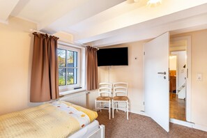 6 slaapkamers, een strijkplank/strijkijzer, wifi, beddengoed