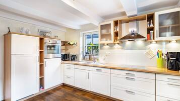 Refrigerador, microondas, horno, placa de cocina