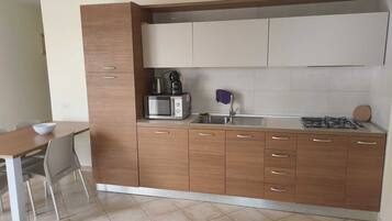 Departamento clásico, 1 habitación, patio, vista al jardín | Cocina privada