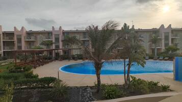 Una piscina al aire libre