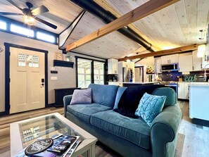 Smart TV - New Woodside Cottage! Easy Roads-Peaceful-Private. Pets OK! Hot Tub & Fire Pit (Pigeon Forge)