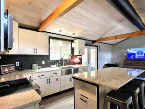 Fridge, microwave, oven, stovetop - New Woodside Cottage! Easy Roads-Peaceful-Private. Pets OK! Hot Tub & Fire Pit (Pigeon Forge)