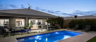Regal Retreat - Luxury Coastal Escape with Heated Pool – St Leonards
