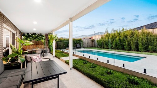 Regal Retreat - Luxury Coastal Escape with Heated Pool – St Leonards