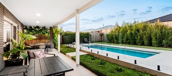 Regal Retreat - Luxury Coastal Escape with Heated Pool – St Leonards