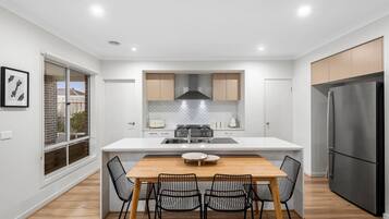 Frigorífico, microondas, horno y placa de cocina